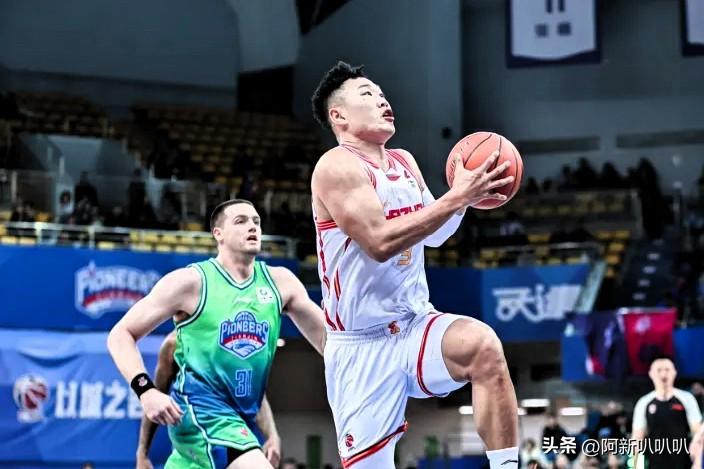 临时顶中锋，狂砍20分12篮板！贺希宁这赛季有多硬？国产“巴特勒”真不是白叫的。