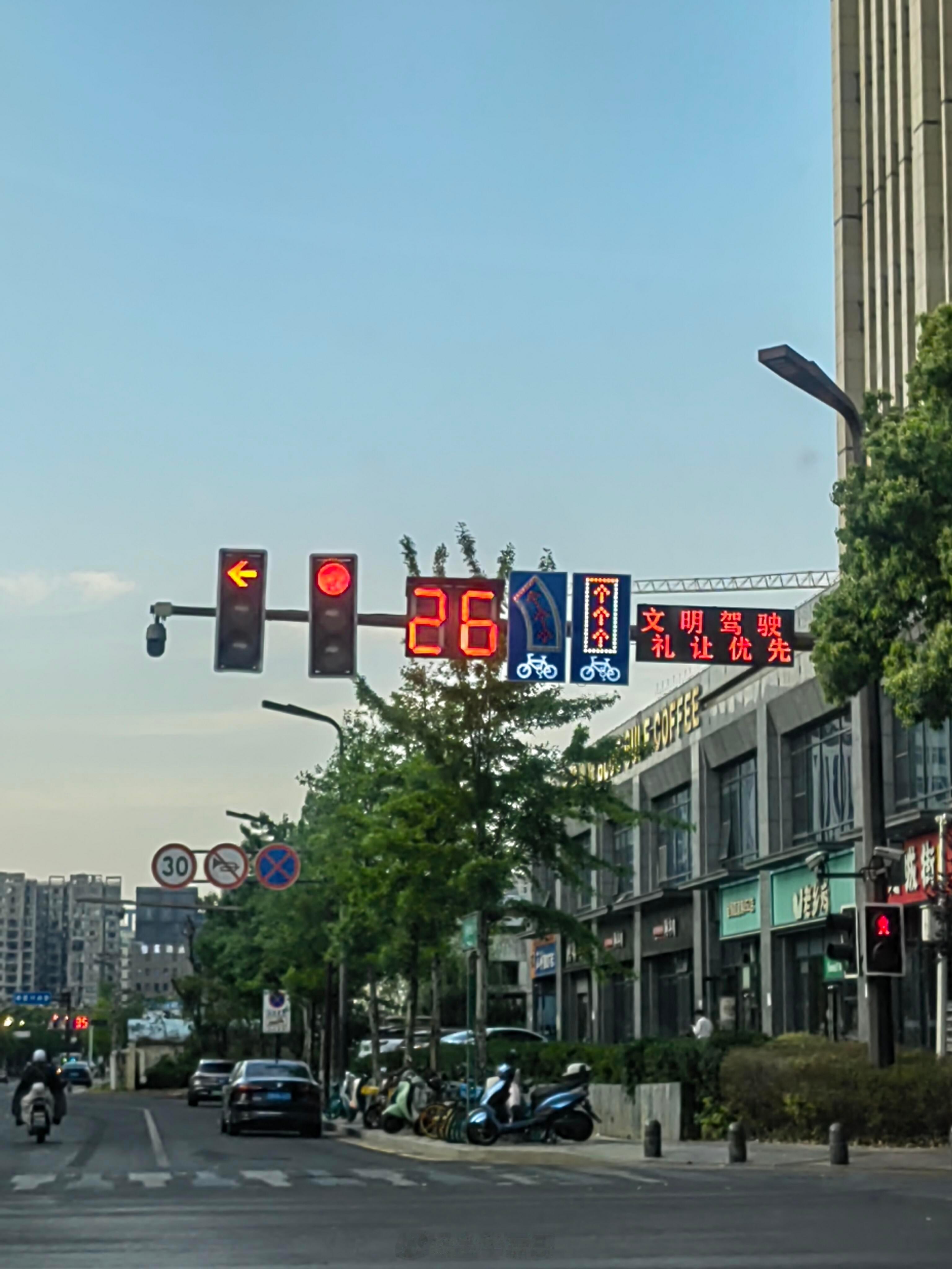 南京骑手等红灯不再计入配送时间以前等红灯，骑手急得像和时间赛跑，安全反而成了“成
