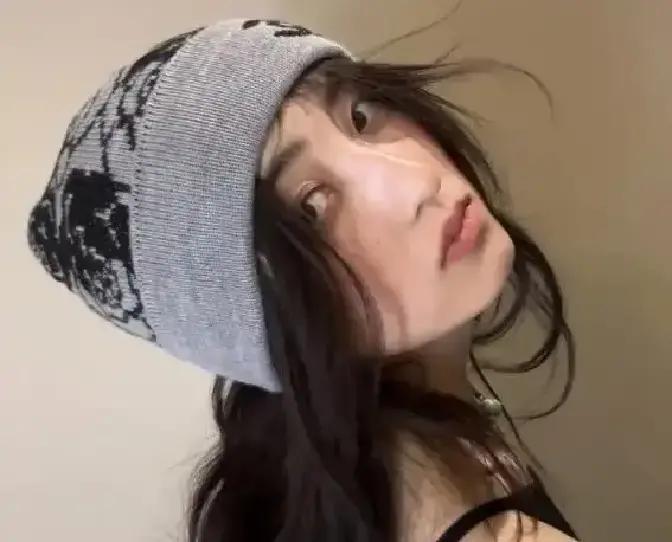 右肩1厘米笑脸纹身，国民妹妹滤镜当场碎一地。
 
张子枫拿针给自己“开天窗”，2