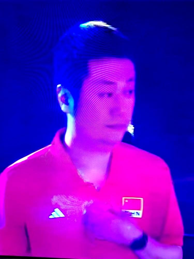 话筒递给助教，他却一言不发。中国女排主帅赵勇被指“架空”，场边沉默得像个局外人。