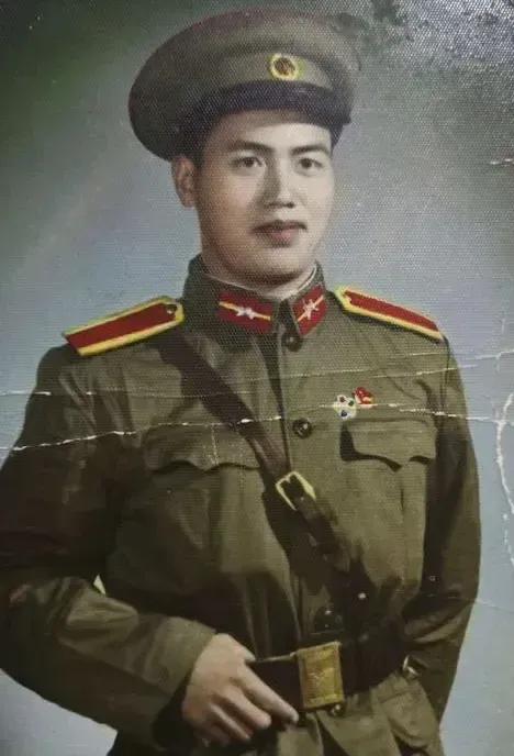 大家注意看，这名解放军战士的军衔领章的确太罕见啦！
照片中是一名身穿55式军服的