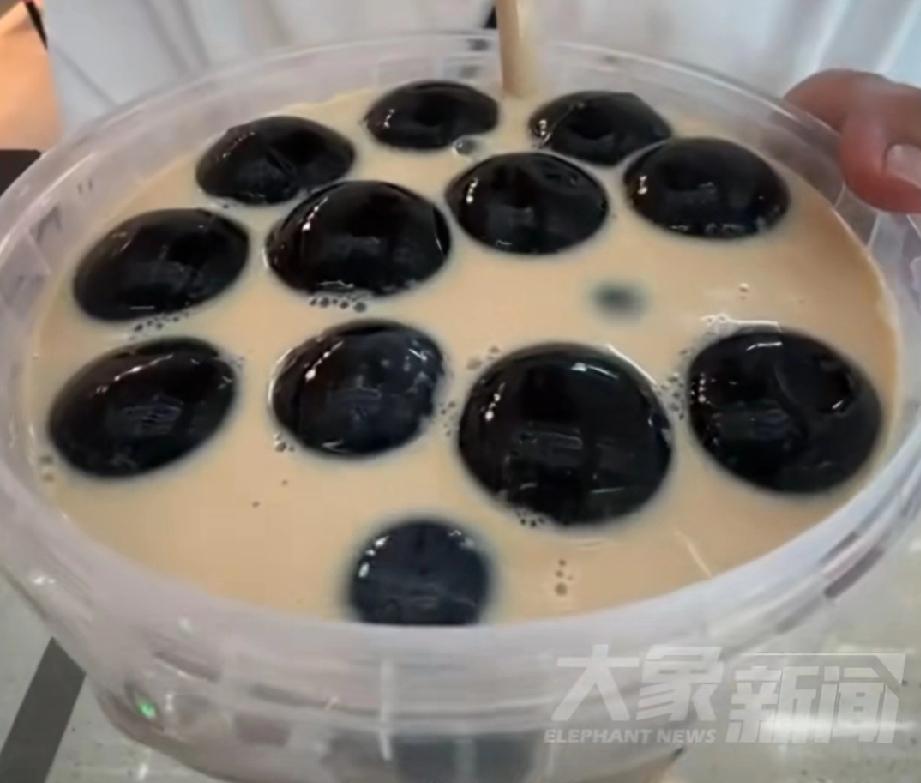 2月13号河南郑州16岁的男孩，天天喝奶茶两个月，痛风发作三次，脚面脚踝肿胀，疼