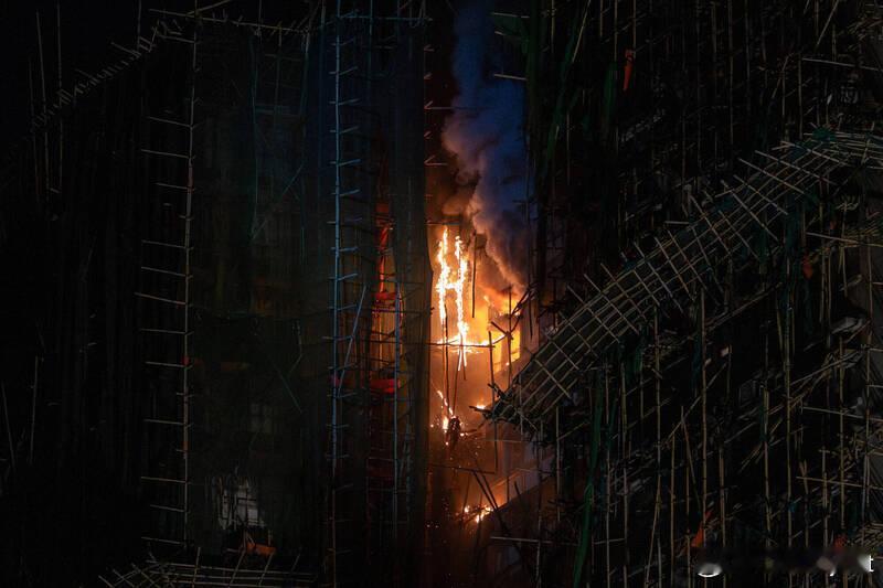 【宏福苑特大火灾致94人遇难 今晨仍有余烬 将于今日完成7栋大楼爆破】海外新鲜事