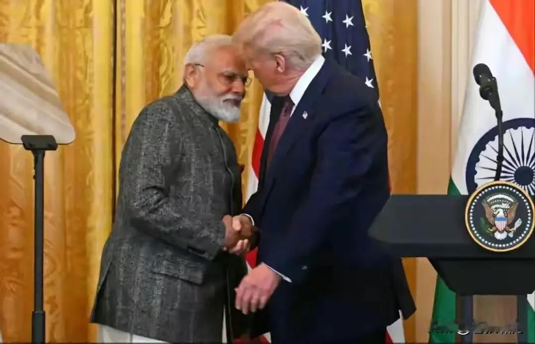 突发！印度拦截三艘涉嫌运输伊朗石油的油轮。三艘油轮注册于阿联酋，在公海进行“船对