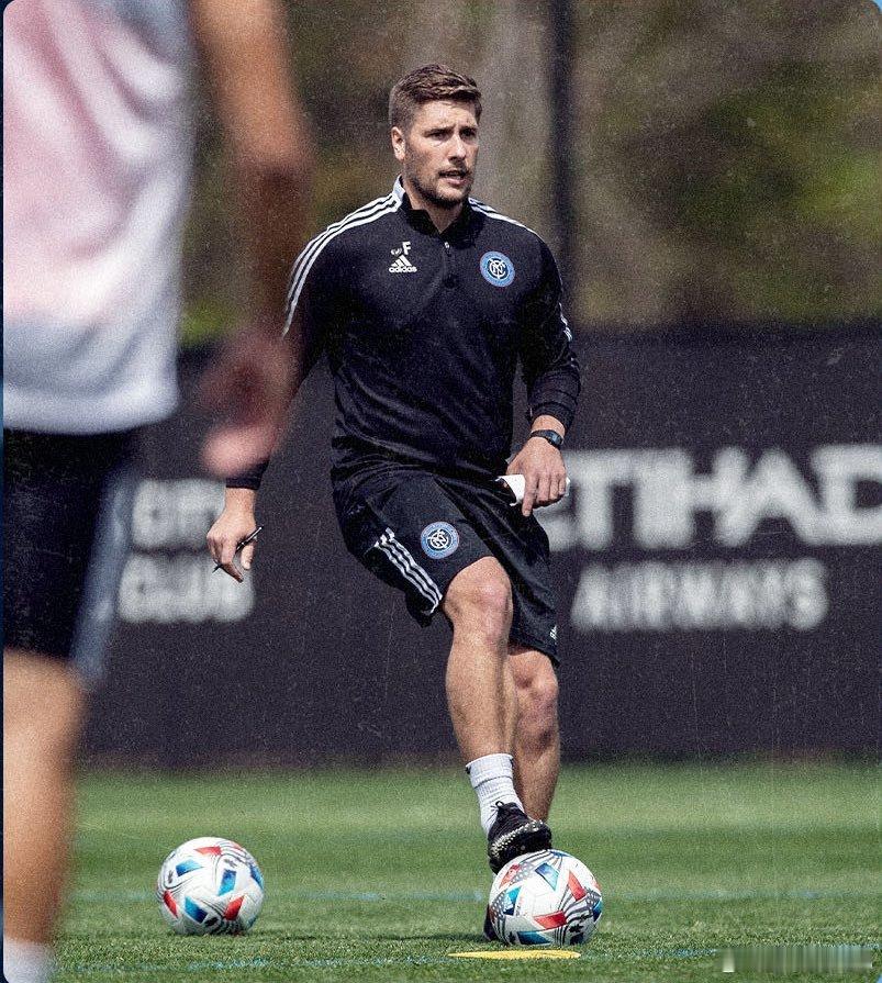 🚨官方消息：拜仁慕尼黑已從曼城簽下丹尼爾·弗拉德利，他將擔任文森特·孔帕尼教練