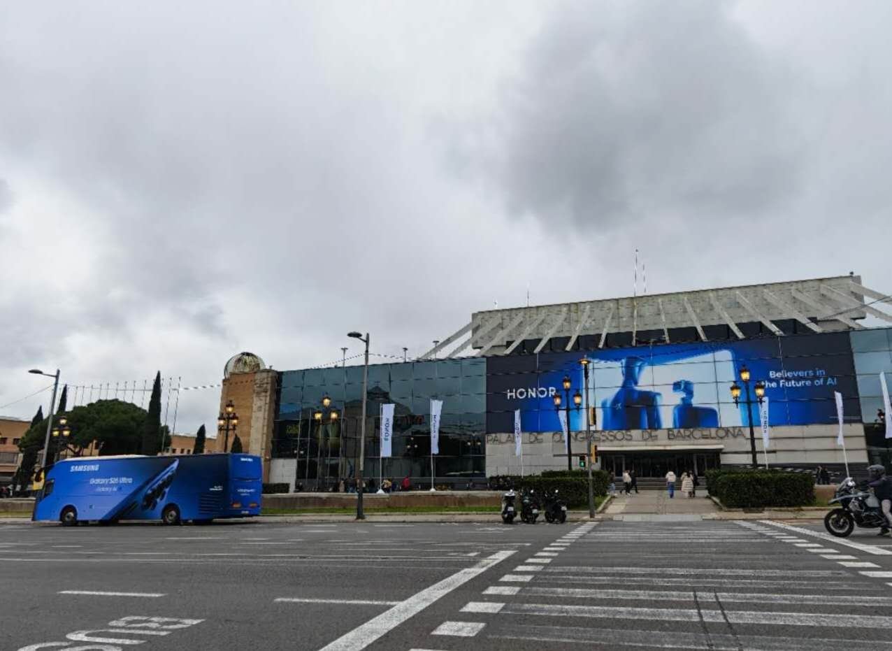 三星这得多紧张荣耀啊荣耀发布会场地附近，三星宣传车一直转来转去数码资讯科技数码