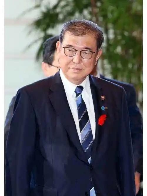 又不辞职了？日本首相这反转。前一天传辞职传得有鼻子有眼，今天就拍胸脯说不走了？据