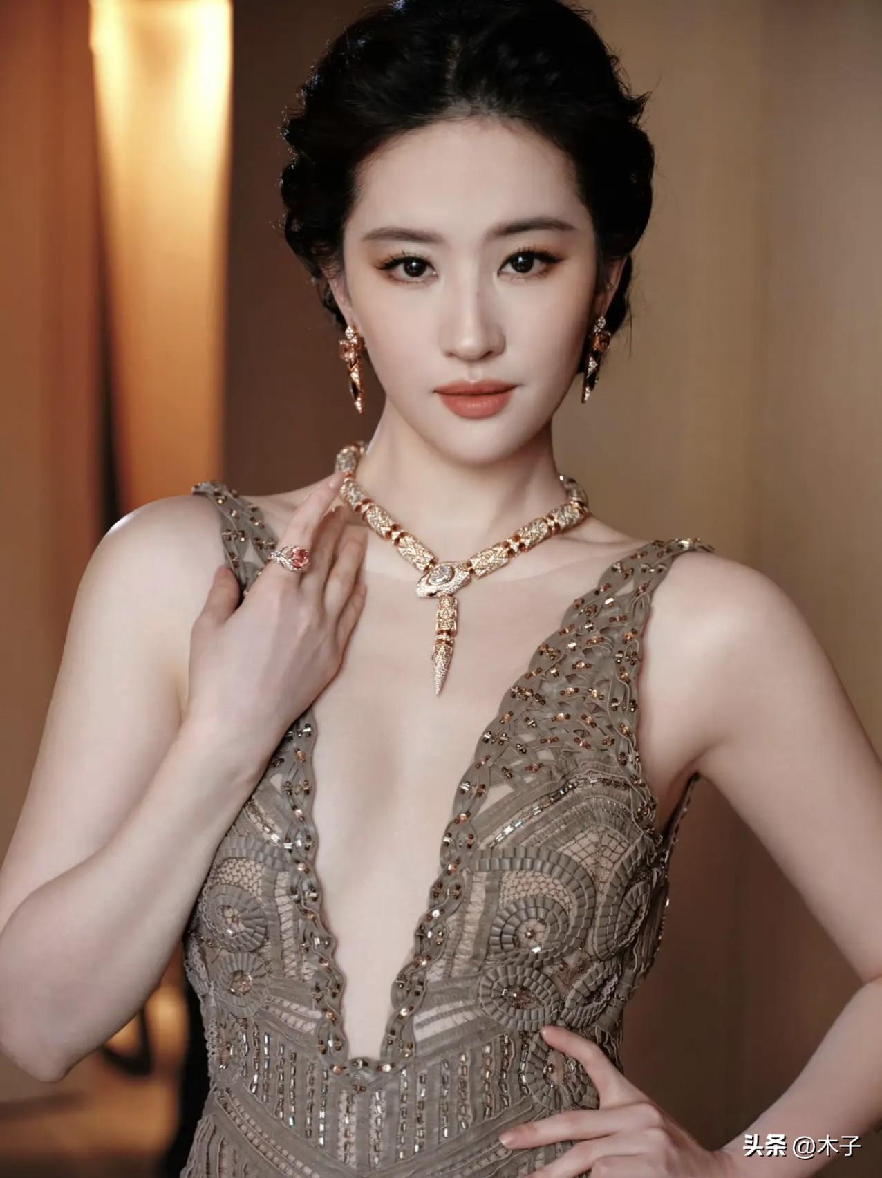 找刘亦菲代言的品牌真是亏大了！因为只要她一出场，大家的目光永远在她的脸上，哪里还