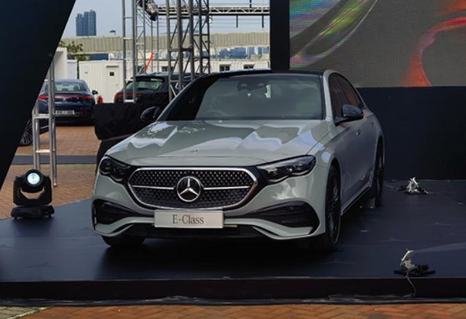 据悉，全新奔驰E级标准轴距运动版将于北京车展正式亮相。外观方面，全新奔驰E级标准