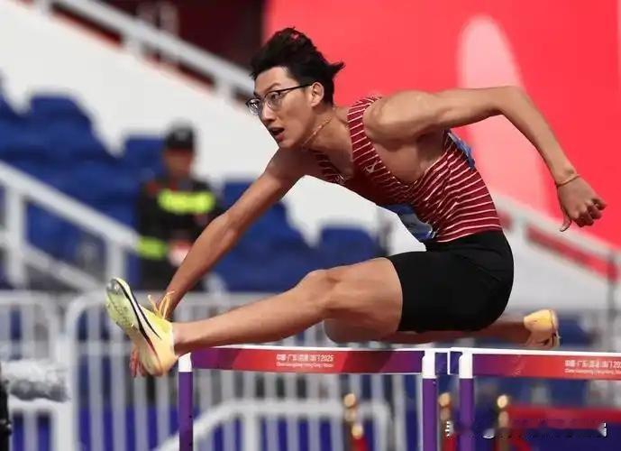 中日110米栏之争谁更强
第十五届全运会110米栏决赛，徐卓一13秒12、刘俊茜