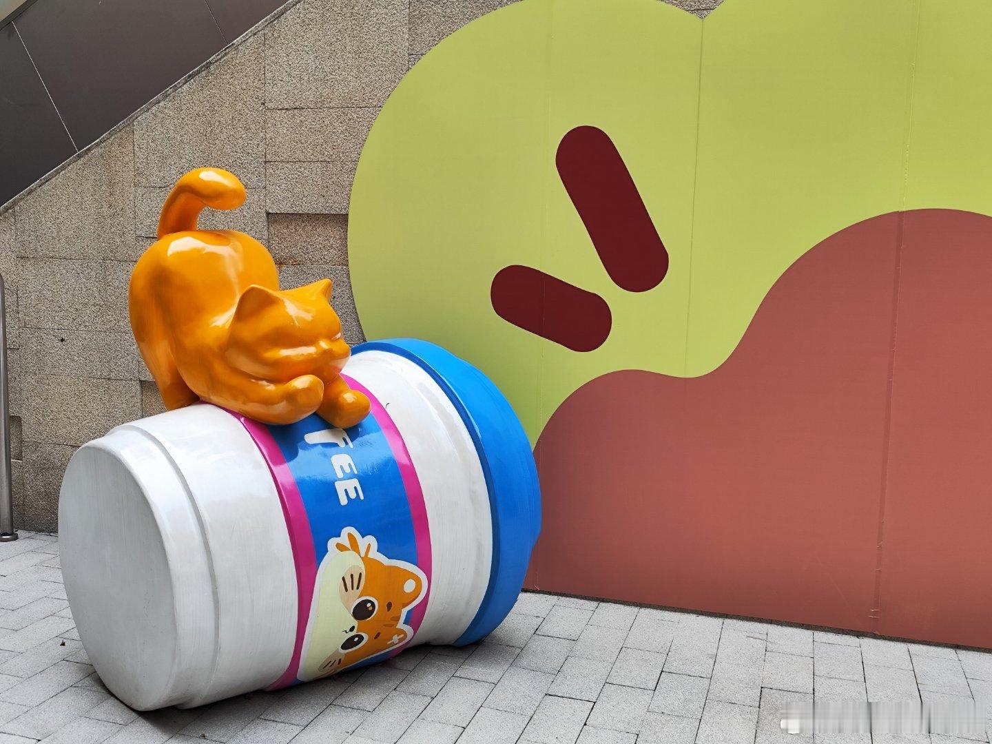 磨碟沙站H出口附近琶洲天地成了加菲猫痛城，那些年哄小孩的句子又回来了：“加菲猫跑