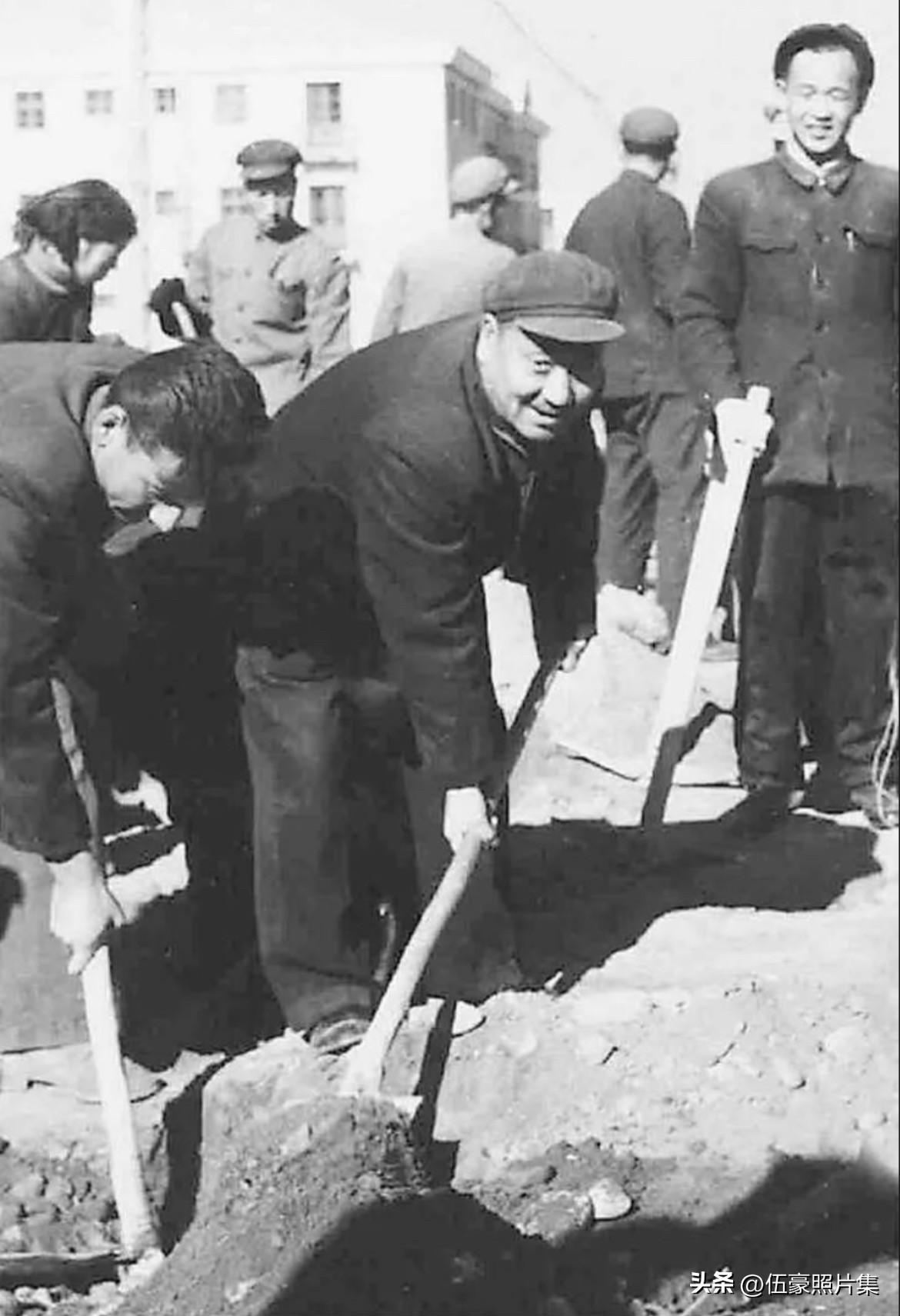 1960年春天，时任新疆维吾尔自治区副主席的辛兰亭，在乌鲁木齐市新市区与干部群众