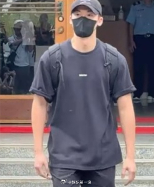许光汉已正式退伍 许光汉今日已正式退伍！大帅哥回来咯！ ​​​