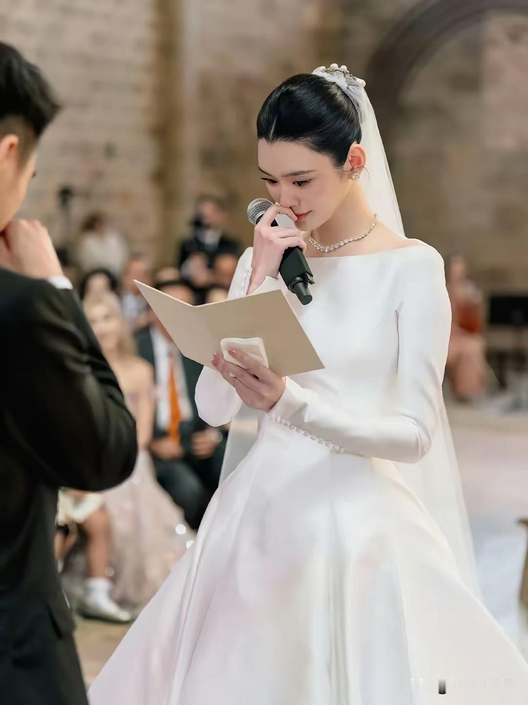 奚梦瑶带着一双儿女，在法国举办盛大婚礼，圆了自己七年前的梦，一双儿女充当花童也是