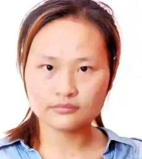 她出生起就被父母抛弃，把她送给村里的一对光棍兄弟，谁料，俩兄弟如获至宝，而让兄弟