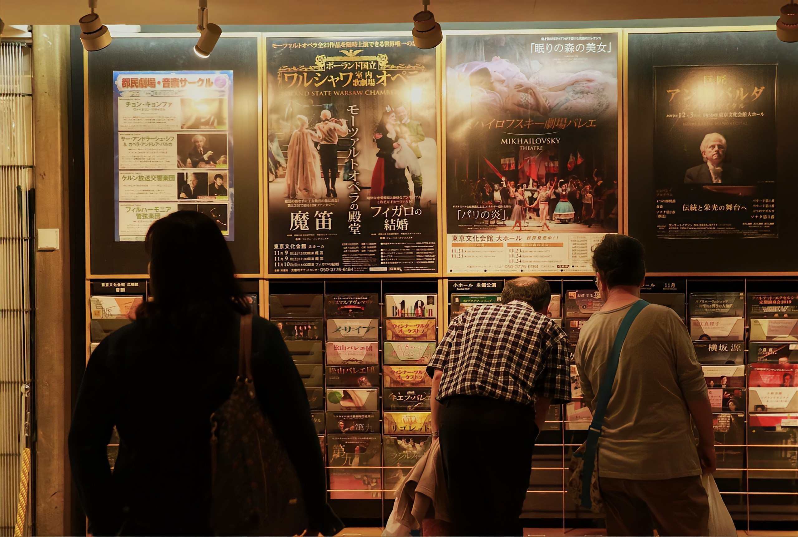 人与人之间最突然的就是 上次见面还在计划着 等下次 等秋天 等过年 一切都还未实