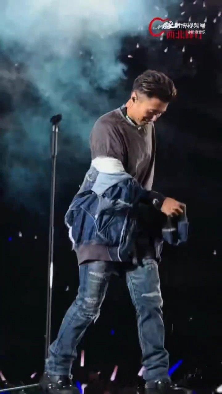 蝴蝶是谢霆锋的浪漫开关谢霆锋脱了1件还有3件 彩带是蝴蝶，歌是蝴蝶，周边也是。他