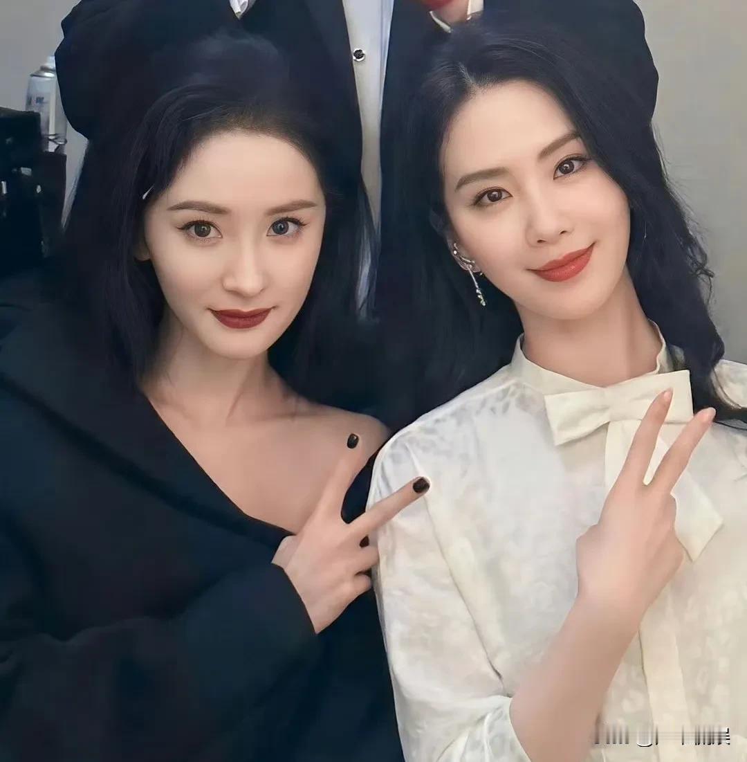 刘诗诗、杨幂再次上大分，两人彷佛自成结界一般！

VOGUE盛宴可太让人满意了，