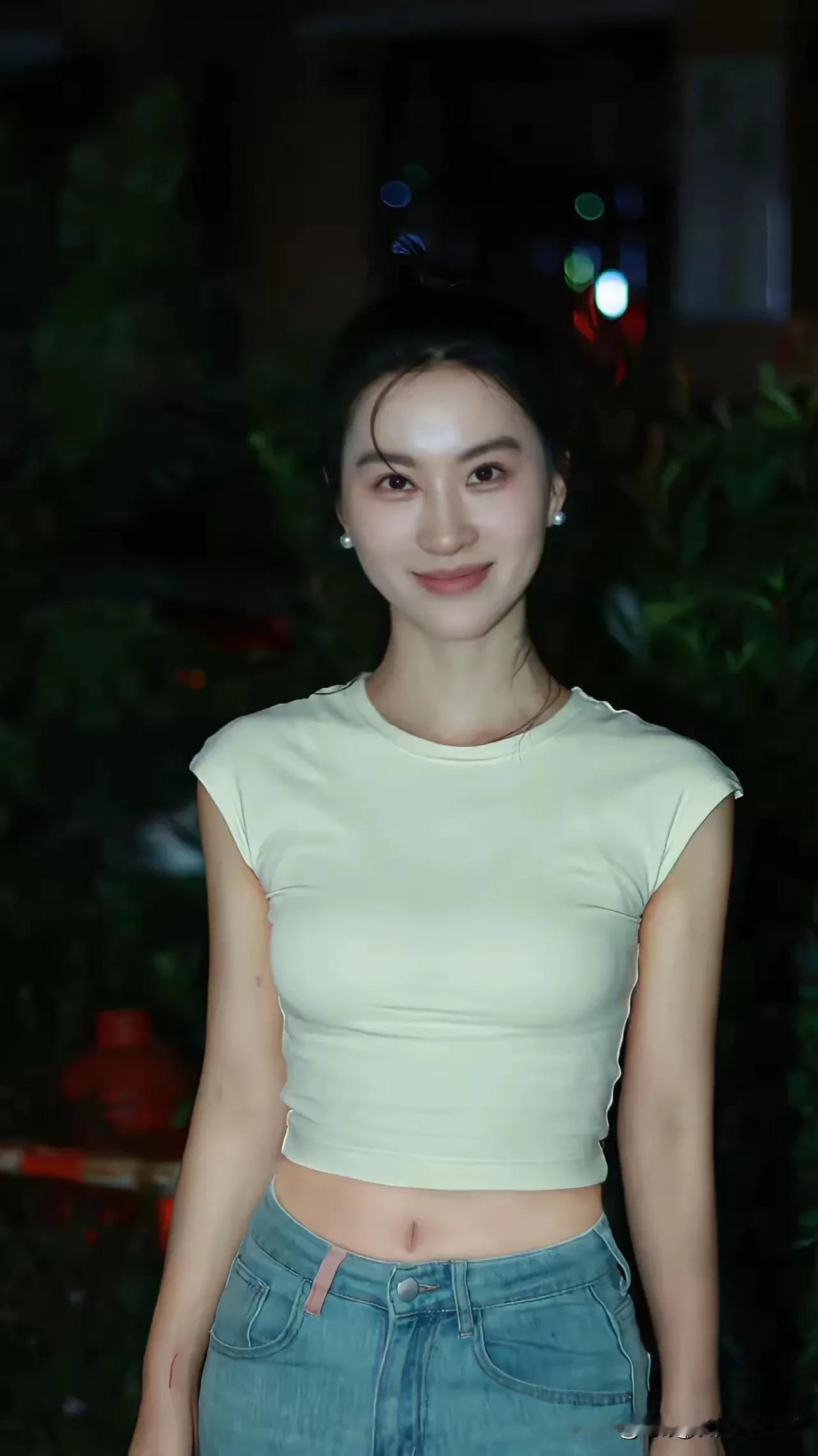 白衣佳人，笑靥如花。