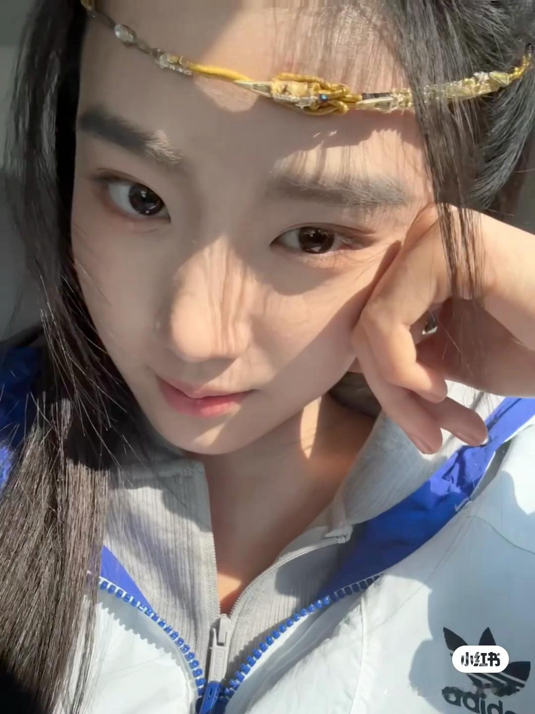 卢昱晓   🌷卢昱晓折月亮🌷卢昱晓云厘“你不必将梵高画满全身，因为你就是浪漫