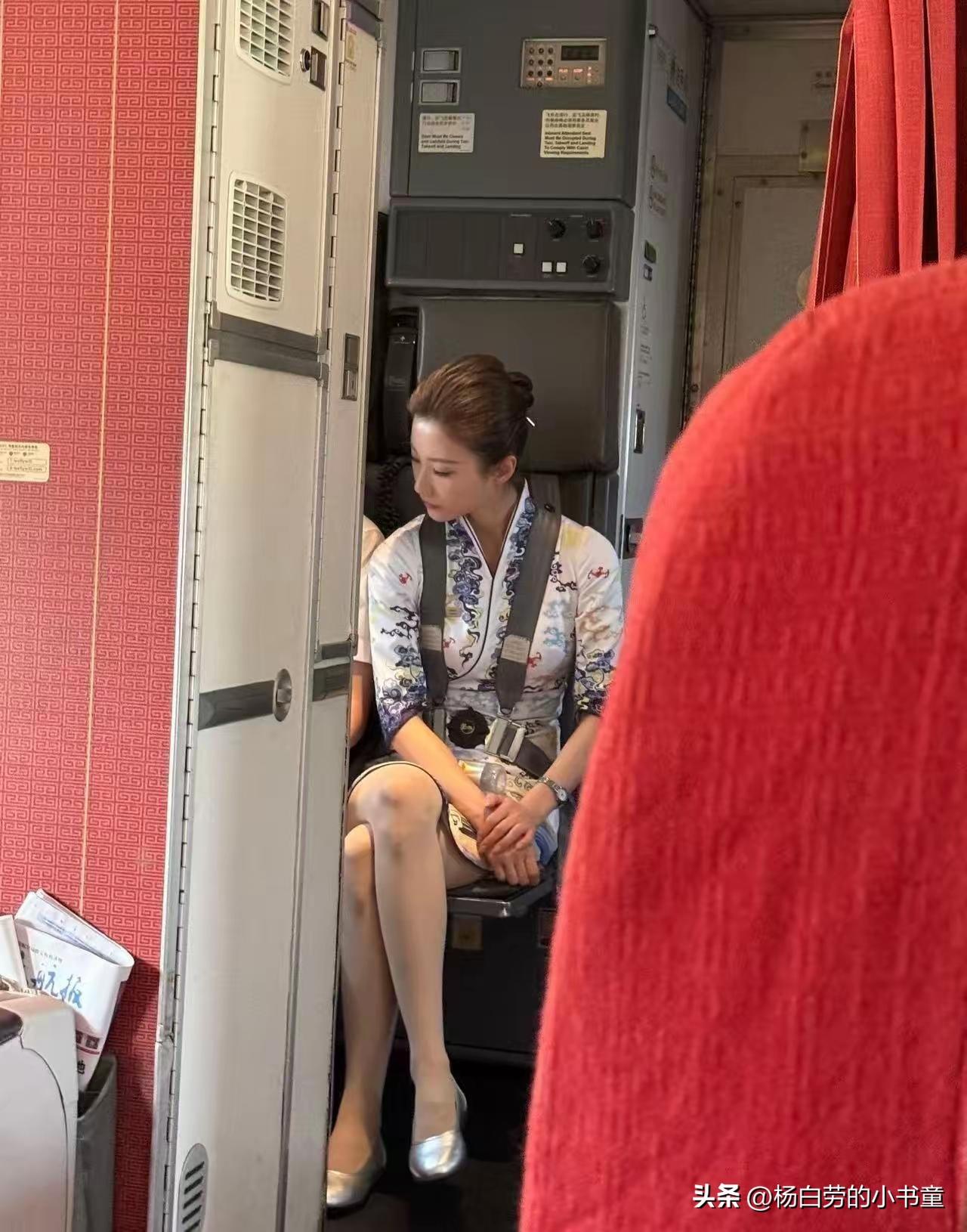 好漂亮的空姐
看服装属于少数民族吗
请问是哪个航空公司的
我想认识她介绍一下谢谢