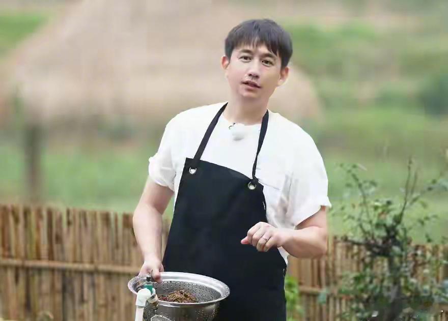 #黄磊做饭# 黄磊评好厨子人设崩了，网友们回看《向往的生活》的发现黄磊的厨艺水平