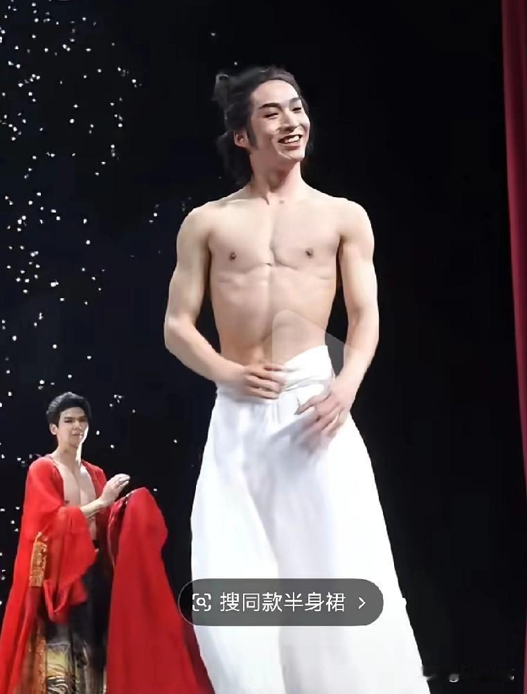 只听这个剧场的名字就知道不简单！
公狗剧场里的表演是艺术创新还是擦边秀呢？这些表