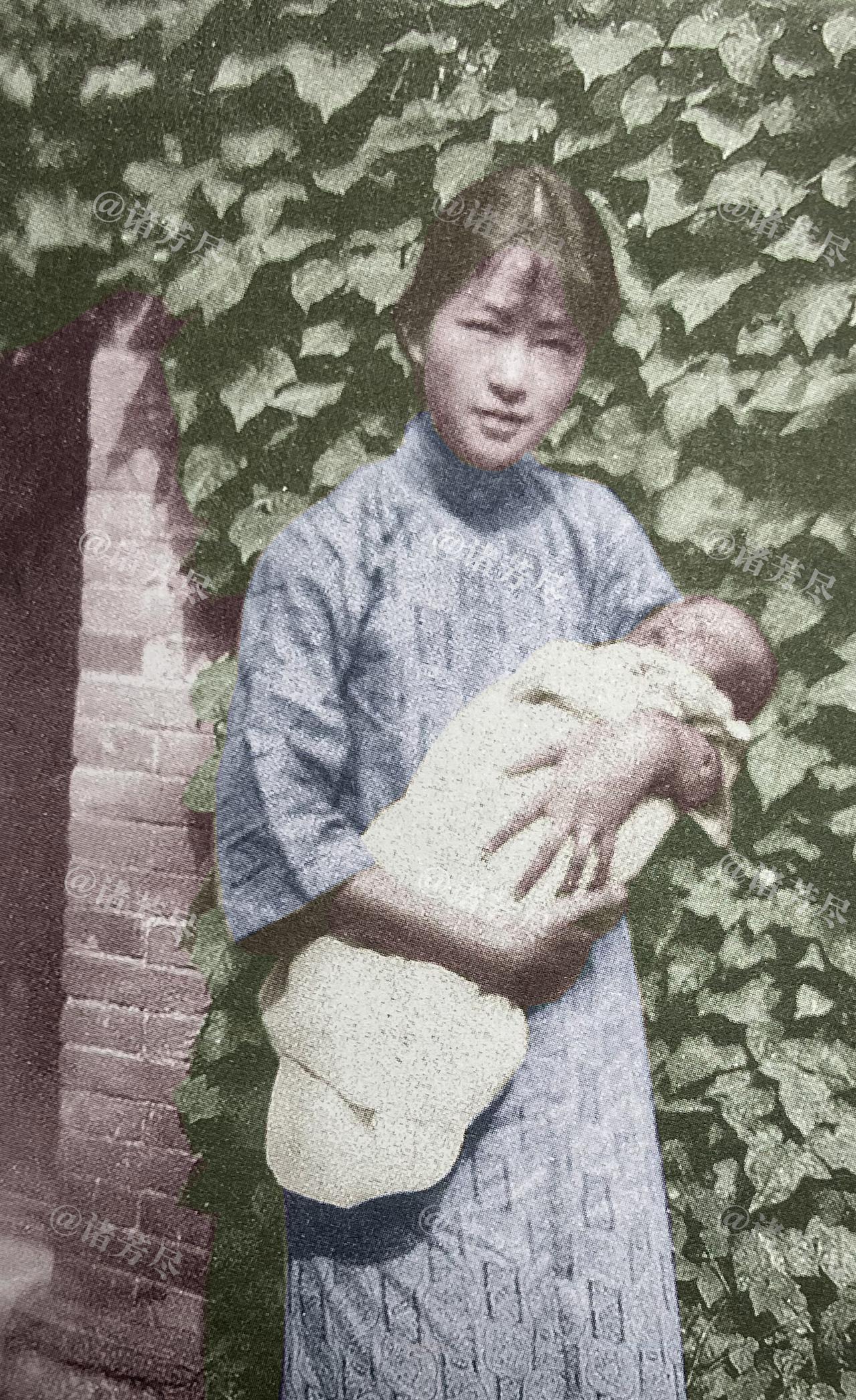 1929年秋，沈阳庭院。时年25岁的林徽因怀抱着降生仅二十七天的女儿梁再冰，站在