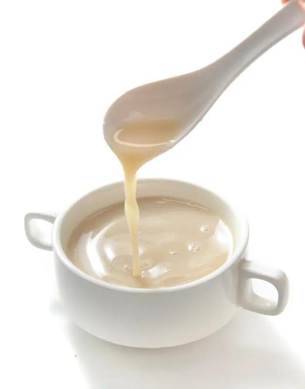 食道癌患者选食物可得多上心。像质地方面，要选软烂的，比如小米粥、山药糊，它们容易