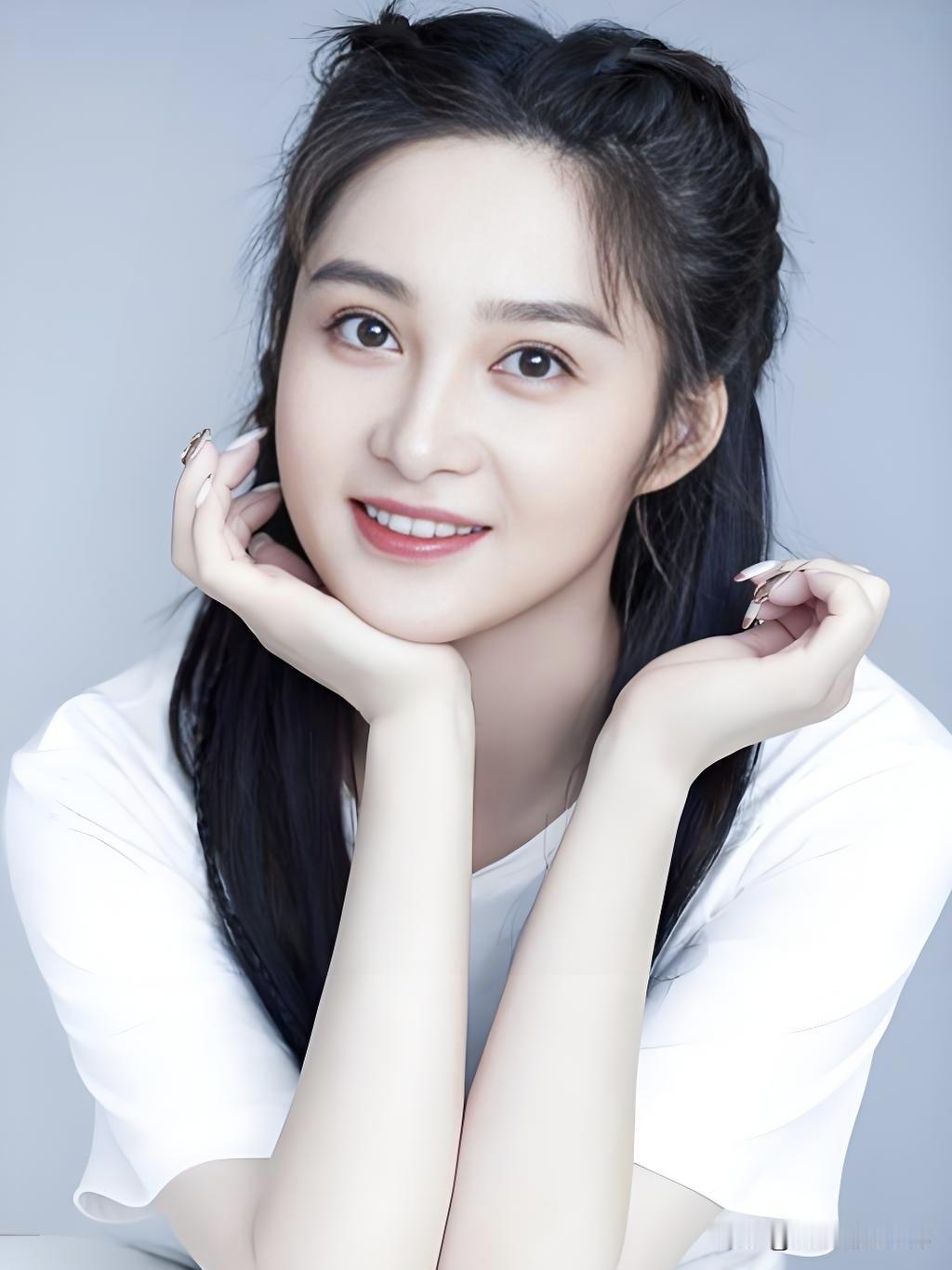孙嘉璐，一颦一笑皆风景。从《小女上房揭瓦》到《上阳赋》，她用灵动演技诠释百变角色