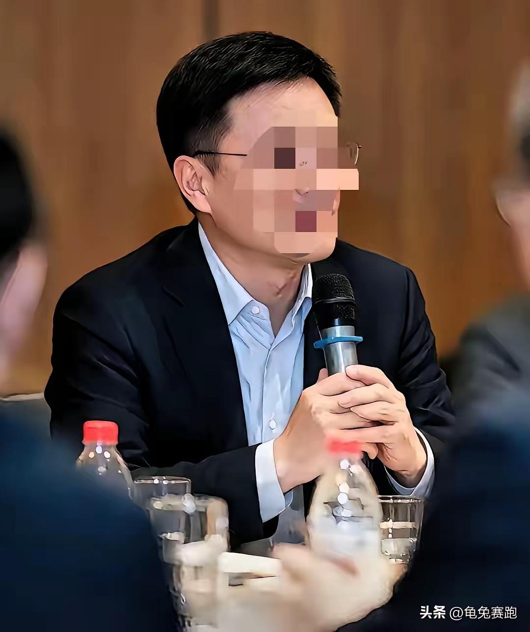 赵海峰曾经是当地高考状元，清华毕业，以万科管培生入行，打拼二十余年，升任招商蛇口