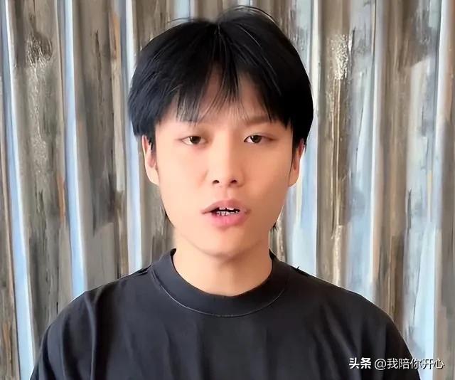 小杨哥塌房了？经常去夜店，还左拥右抱！！！
有网友爆料小杨哥经常性地去夜店，而且