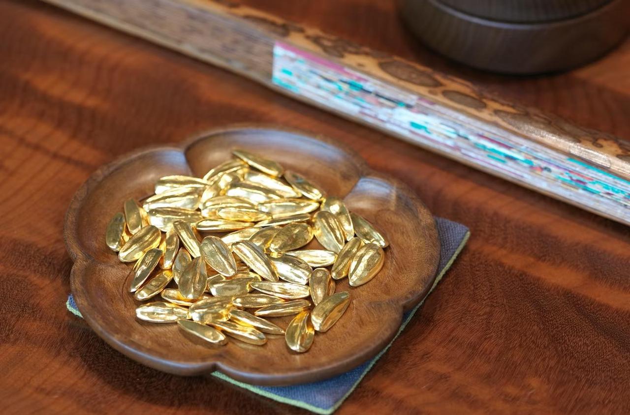 什么样的家庭条件才嗑得起金瓜子
你嗑瓜子，不一会儿一地瓜子皮；我嗑瓜子，老半天，