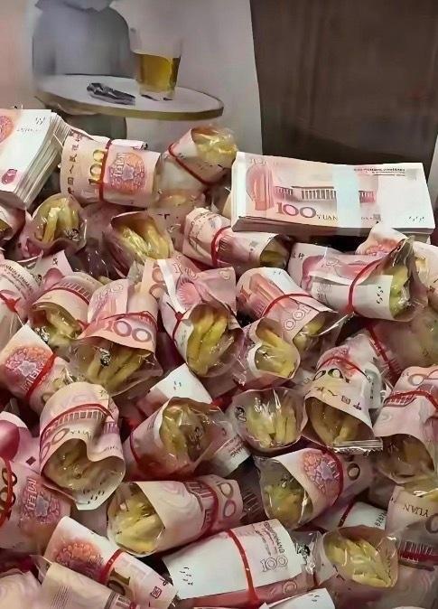 谁能想到抓娃娃机还能这么玩！纸币卷着薯条做成抓物，视觉上满满一堆现金，氛围感直接