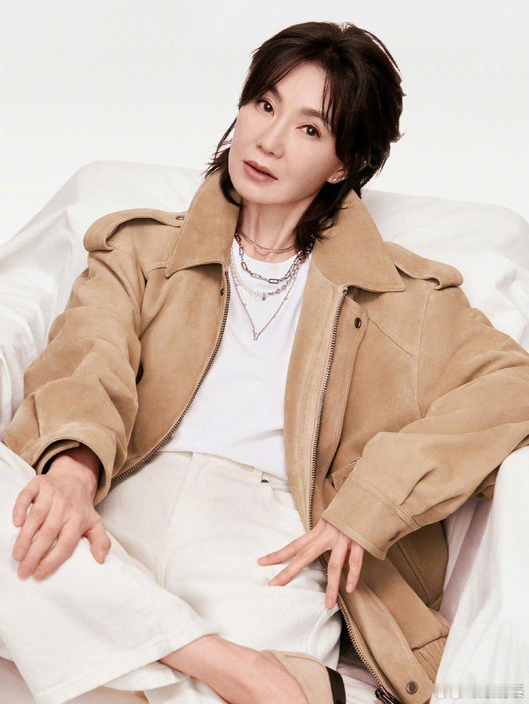 张曼玉61岁状态 看到61岁的张曼玉，会突然明白什么叫真正的人间清醒。她没有被名