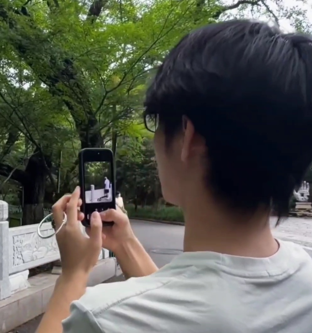 何衍朝[超话] 速学习摄影师衍朝的拍摄技（何老师🫴请开班） ​​​