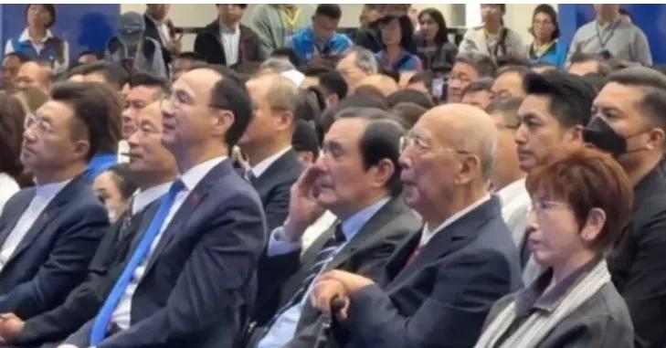 马英九的眼泪，哪是感动？是看到国民党“变硬”的盼头！
 
郑丽文那句“让国民党从