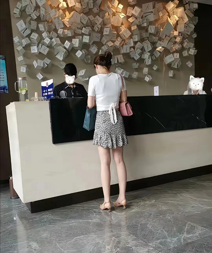 不仔细看，还真以为前台背后是面许愿墙呢！

用卡片和纸条堆出来的立体背景，再配上