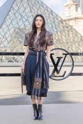 发现了吗？全智贤出席Louis Vuitton 2026秋冬时装秀的这个造型，整