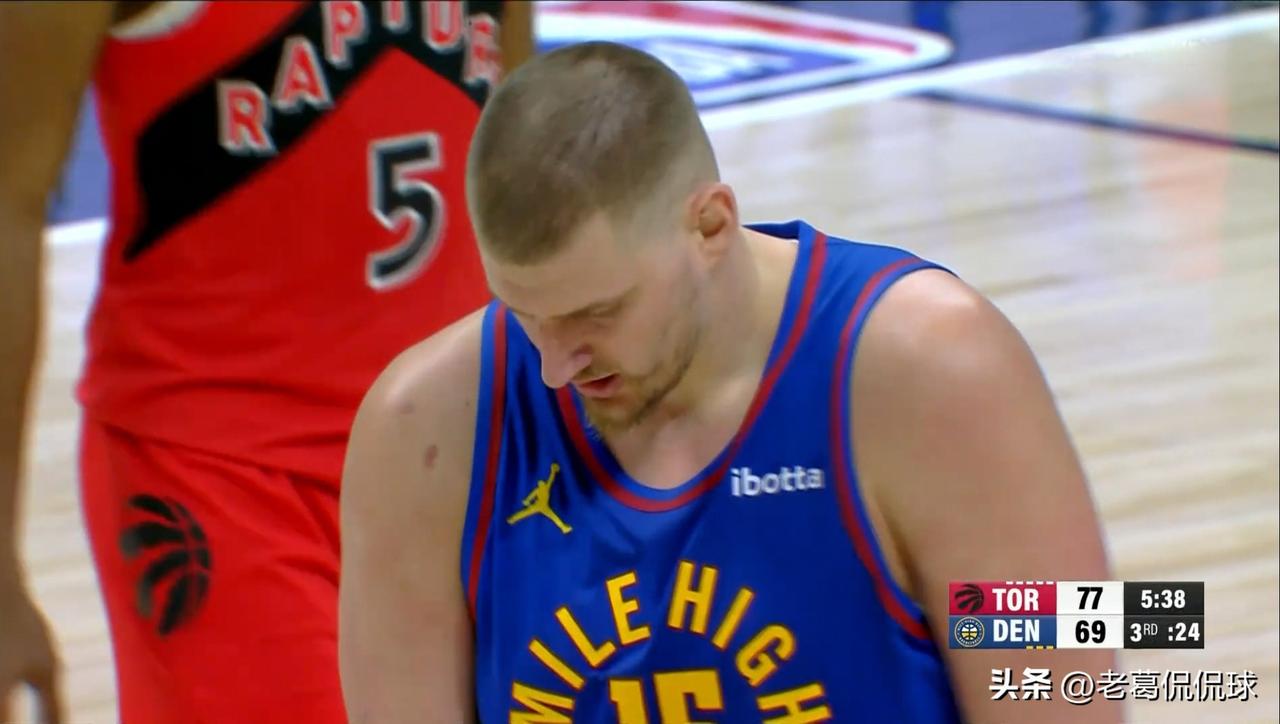 掘金超级巨星约基奇真是恨死队友了！在今天掘金主场以121：115力克猛龙的比赛中