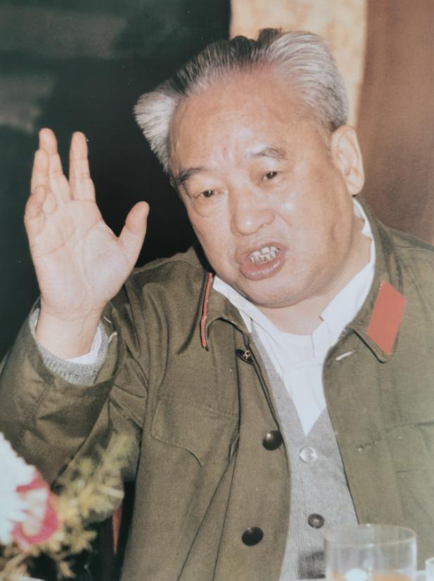 余秋里退休住院时，一位素不相识的老同志直接批评他做错了两件事，第一件就是不给离退
