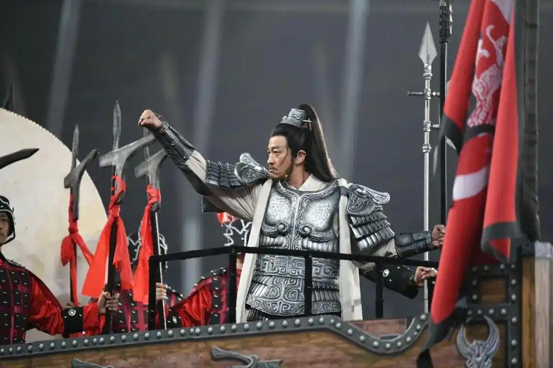 “西楚霸王”回宿迁助阵，明明“二十八铁骑”不少骑着马，为啥“项羽”没骑马？
 