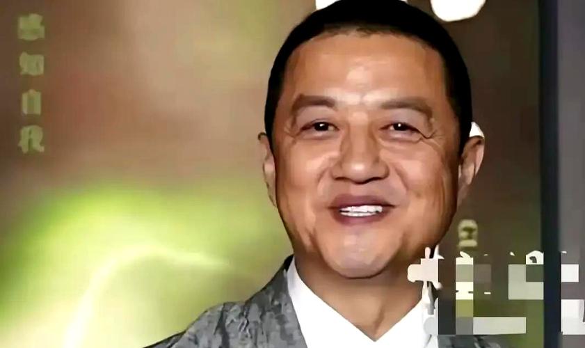 昨晚看李亚鹏直播，他正在卖力推销产品，突然停下话头，严肃地对着镜头说：“买我的东