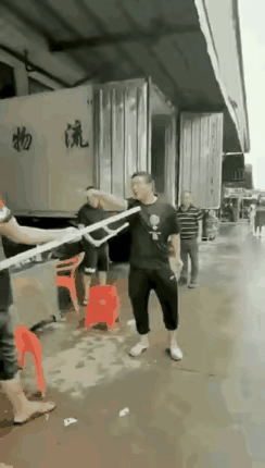 这是真打啊？
他已经成为困中之兽，毫无反抗能力了，他手持短刀本就无任何优势，再怎