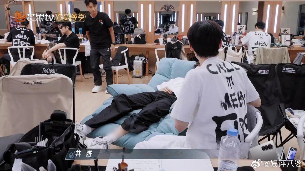 #井胧说石凯超甜#石凯的反差甜是大家公认的，井胧对石凯的甜赞不绝口[老师爱你][