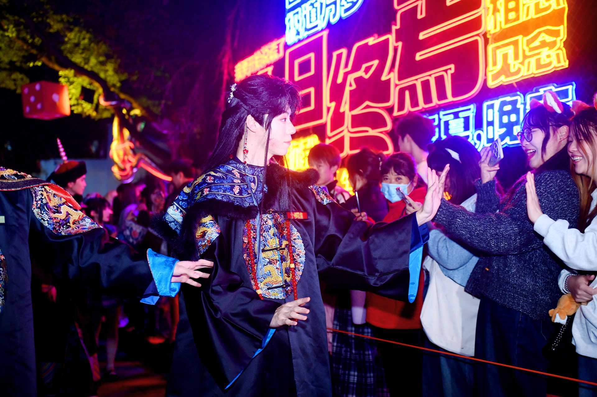 成都你就这样勾引美院男大 家人们谁懂啊，谁家coser现场给人送平安符啊，《谷围