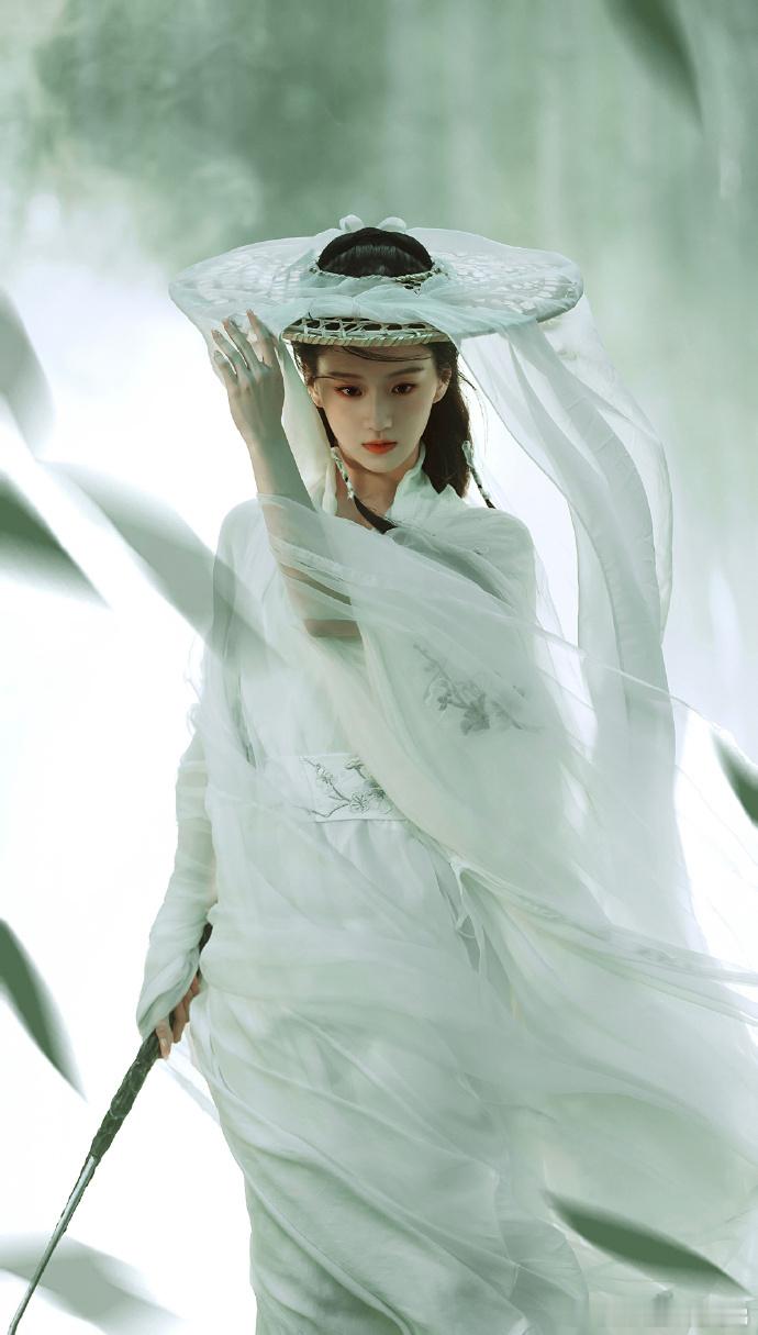 包上恩侠女舞剑美的太权威了 剑影流转，眉眼如画，包上恩一舞剑直接美到心巴上，氛围