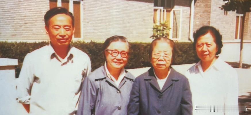 1984年8月，北京中南海西花厅，宛昌杰（黄慕兰之子）、黄慕兰、邓颖超、徐淑琴的