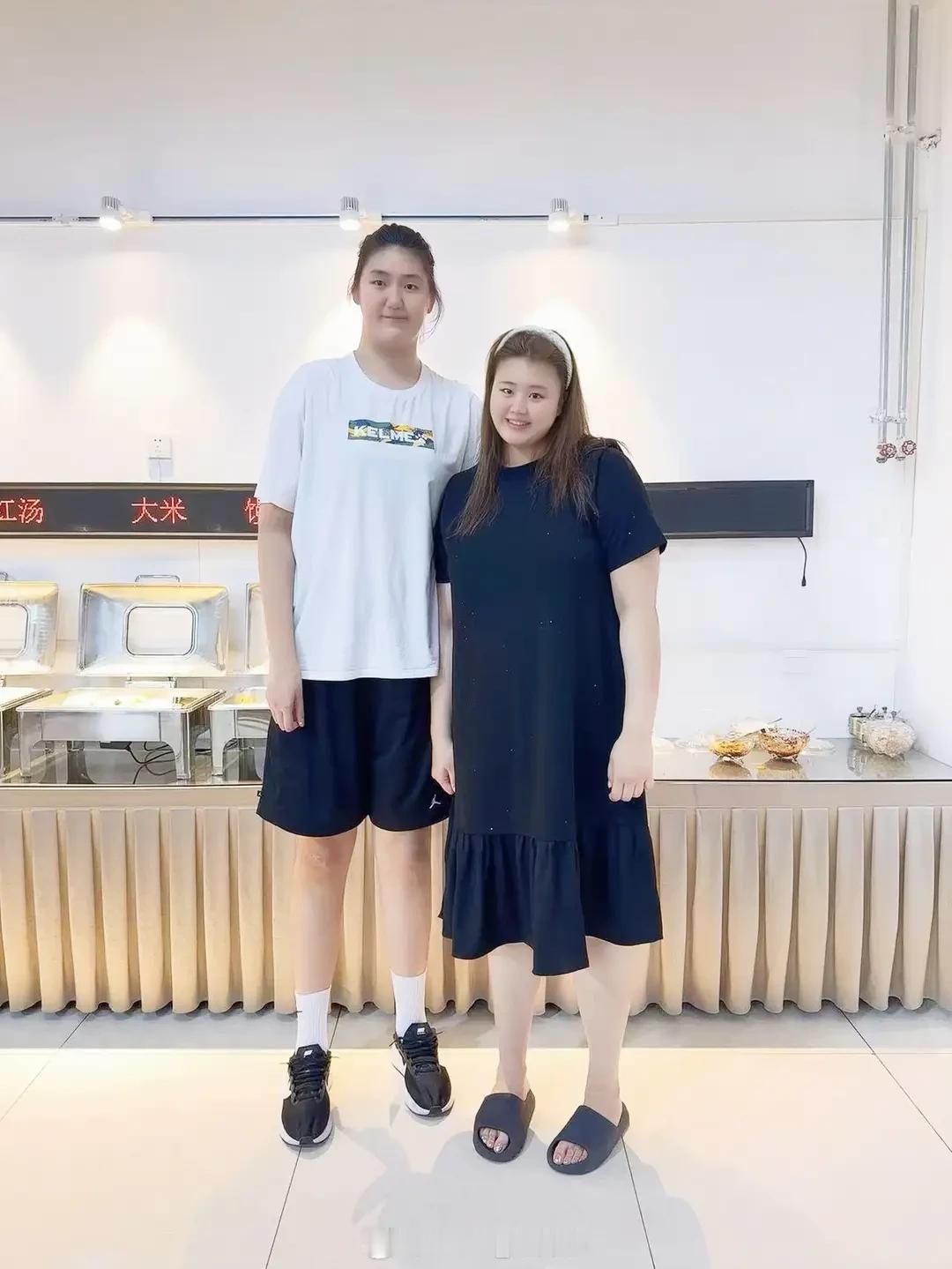 中国女篮，带上这两个女中豪杰吧！世界杯和奥运会登上领奖台，还是大有有希望的！

