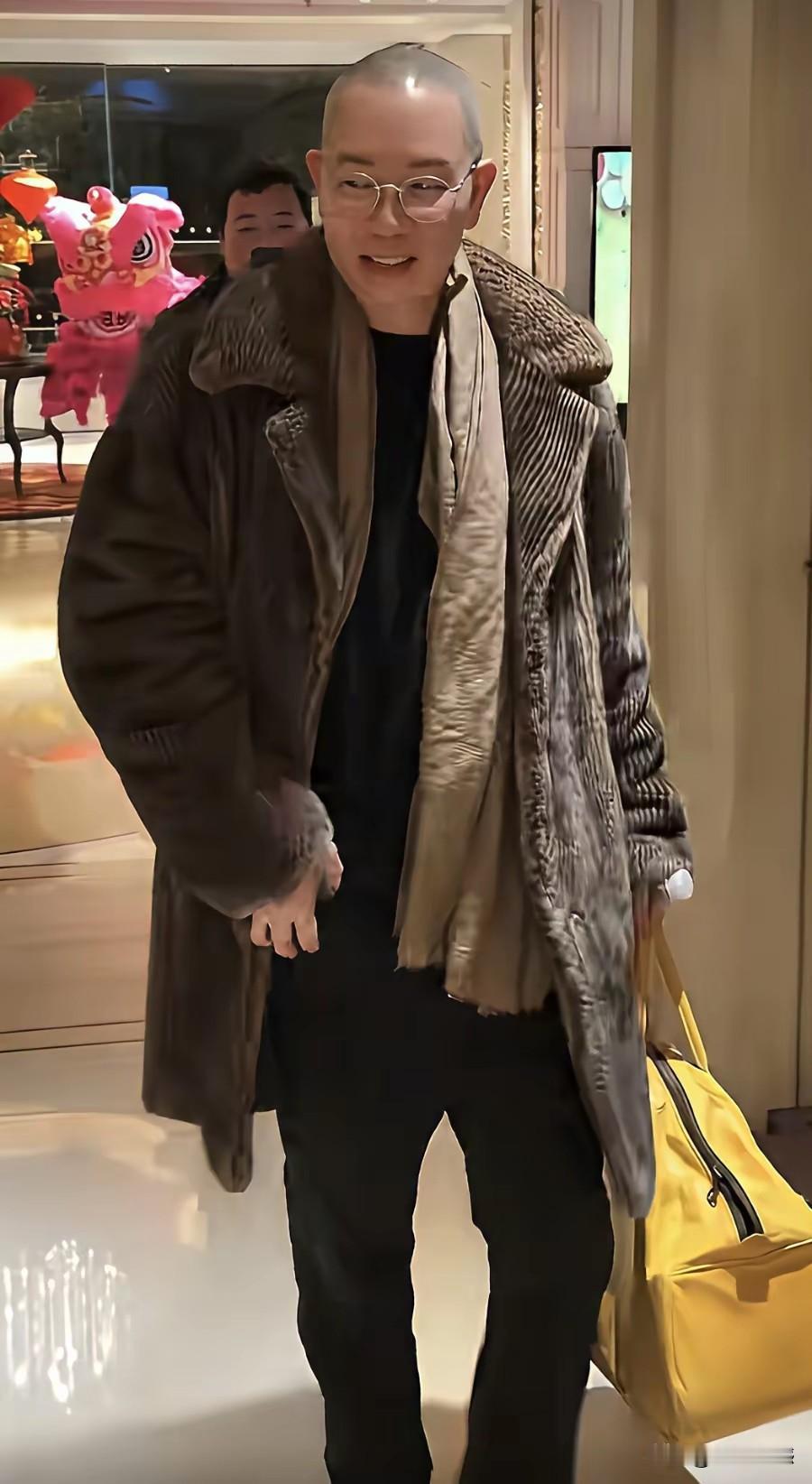 王菲化妆师这两天火了，以前根本就没有听说过这个人名字，但是由于沾上王菲的光，于是